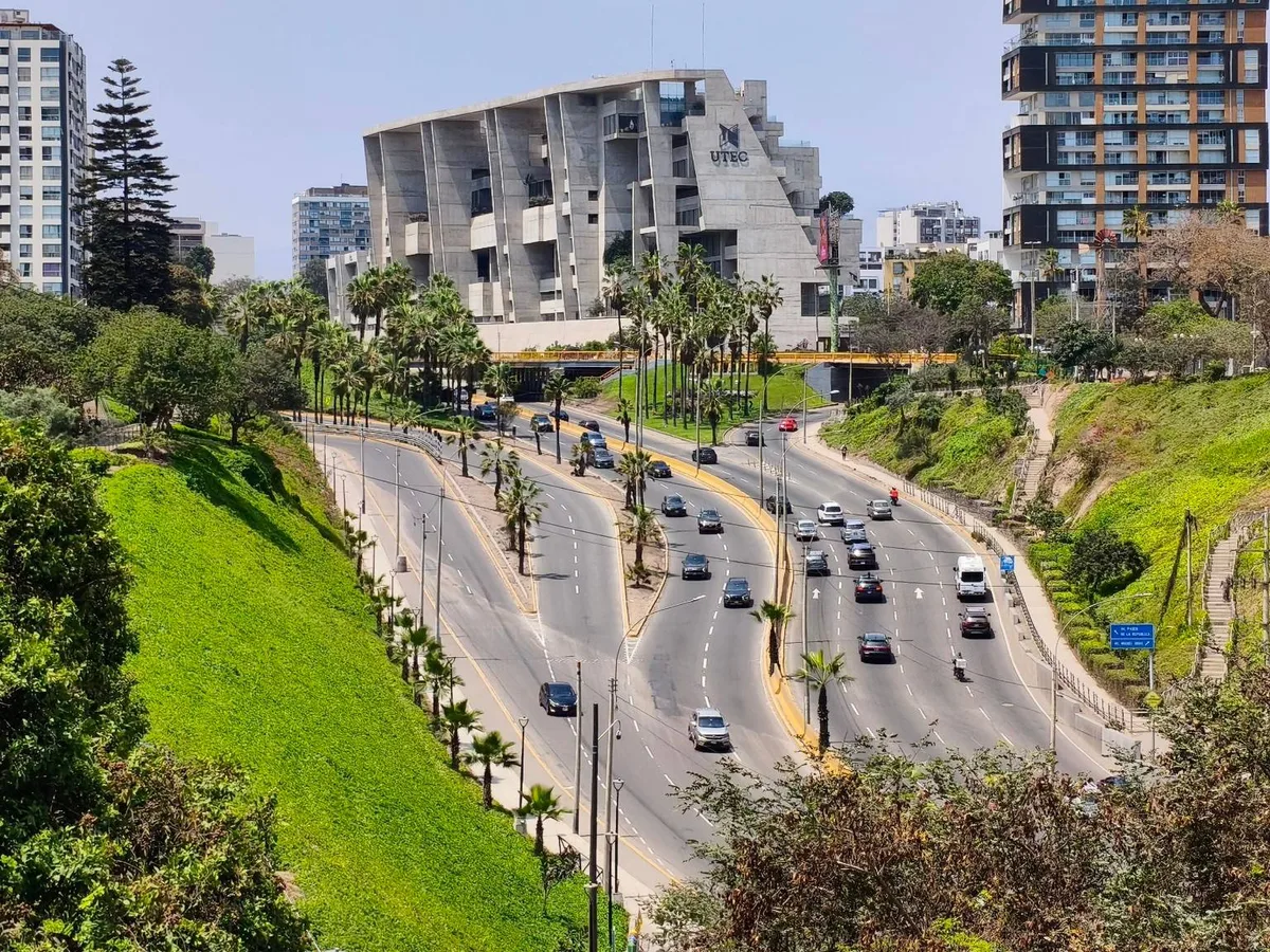 Fotografía del edificio de la UTEC en Barranco, Lima